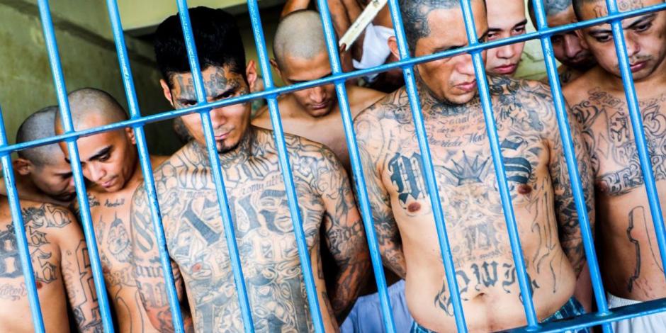 El Salvador aprueba ley para procesar en grupo a los pandilleros y aumenta penas de cárcel.