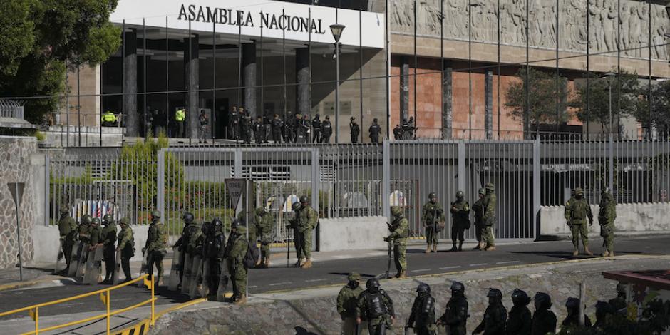 Fuerzas del orden resguardan las inmediaciones del Poder Legislativo en Ecuador, ayer.