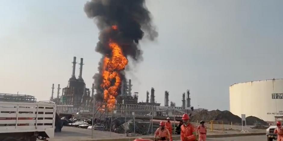 Así se ve el incendio de la refinería.