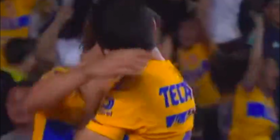Sebastián Córdova y Juan Pablo Vigón, jugadores de Tigres, festejaron un gol con un tremendo beso