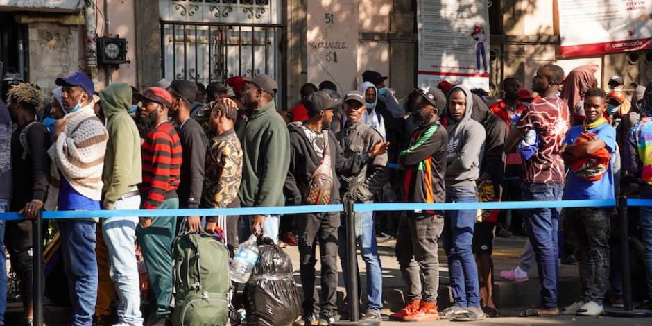 Decenas de migrantes en las oficinas de la Comar buscaban la emisión del documento que les valide su estancia legal en el país, ayer.
