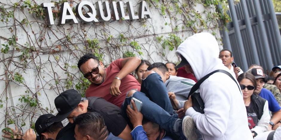 Presuntos revendedores se cuelan en la fila y provocan el enojo de los fans del vocalista mexicano.