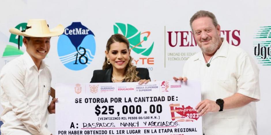 Evelyn Salgado, gobernadora de Guerrero, encabezó la premiación del concurso “Emprende Edu 2023”, ayer.