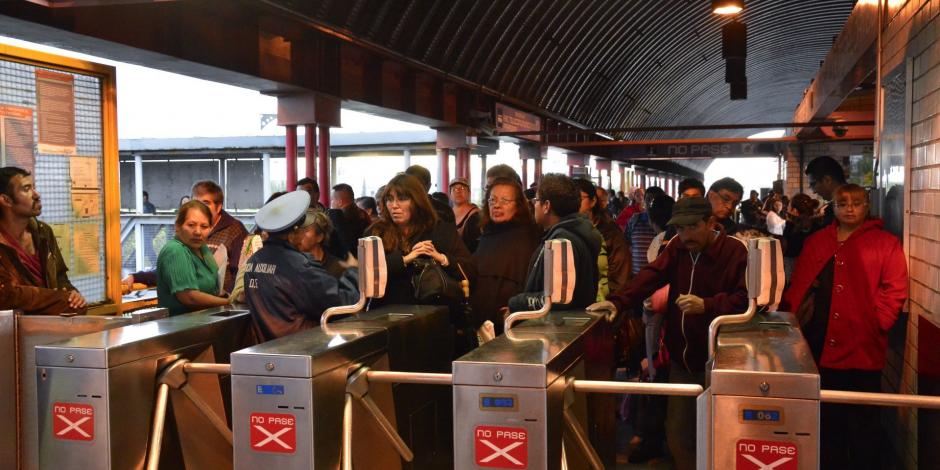Capitalinos descienden del Metro en la estación Tepalcates de la línea A