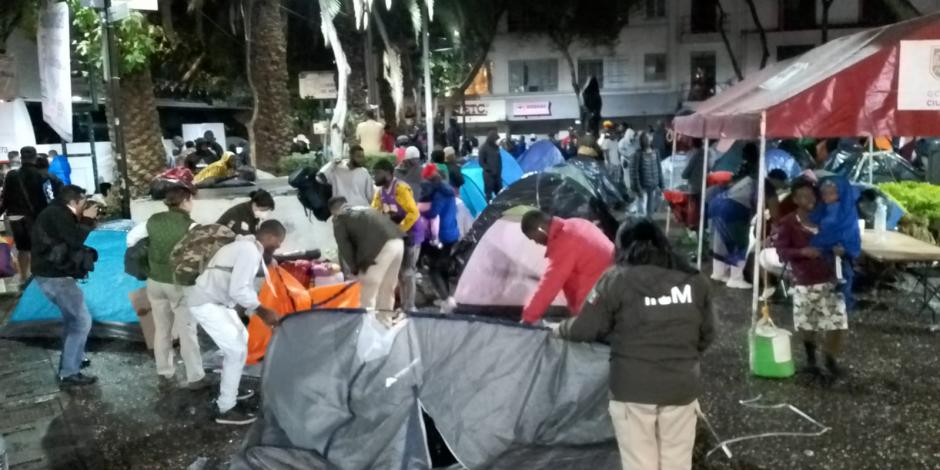 Trasladan a migrantes de la Plaza Giordano Bruno en CDMX a Chiapas