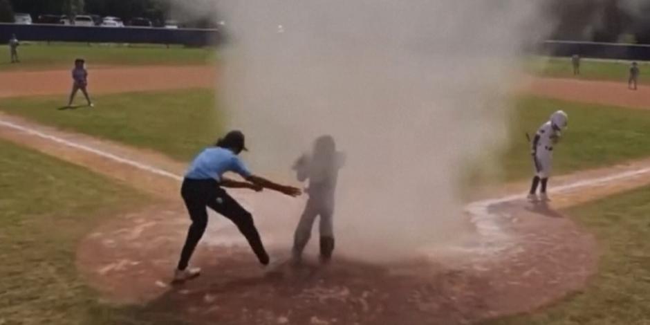 Remolino de polvo atrapa a un niño durante un juego de béisbol