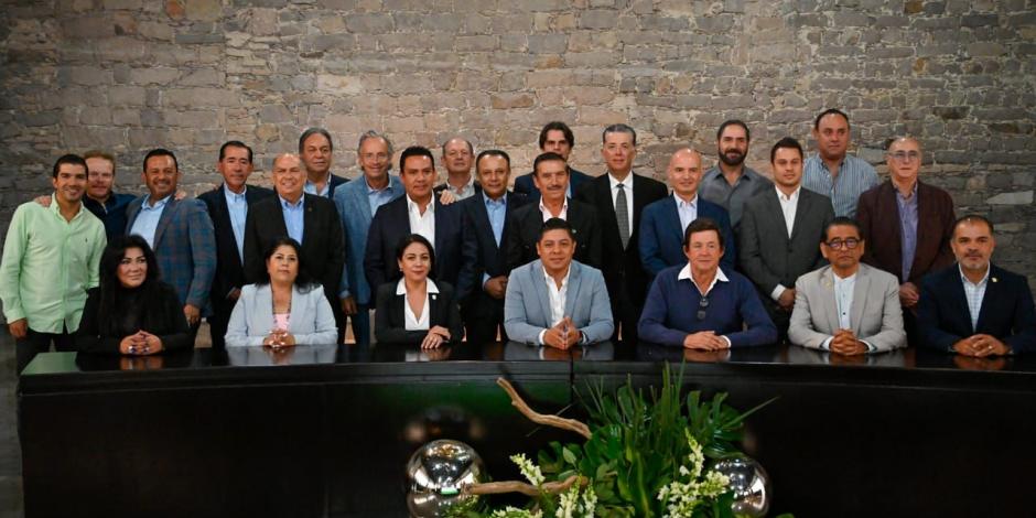 Ricardo Gallardo (centro, gris) protagonizó un encuentro con integrantes del Consejo Consultivo Potosí, representantes de las cámaras empresariales y, de forma virtual, con la mandataria capitalina.