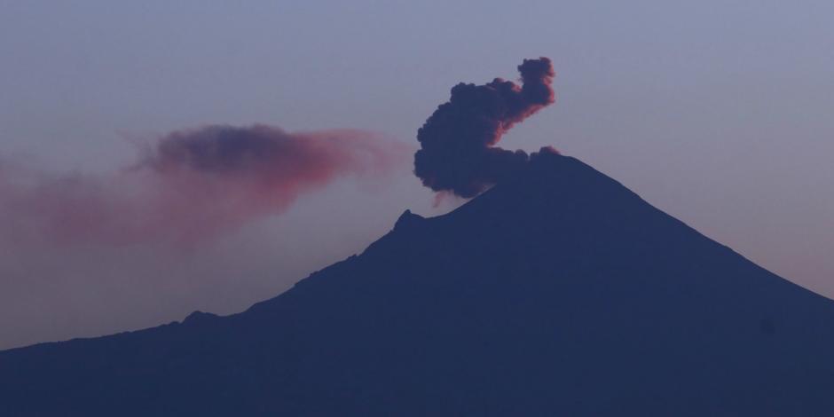 Una imagen del volcán Popocatépetl con una columna de humo que asciende, tomada el 29 de enero de 2023
