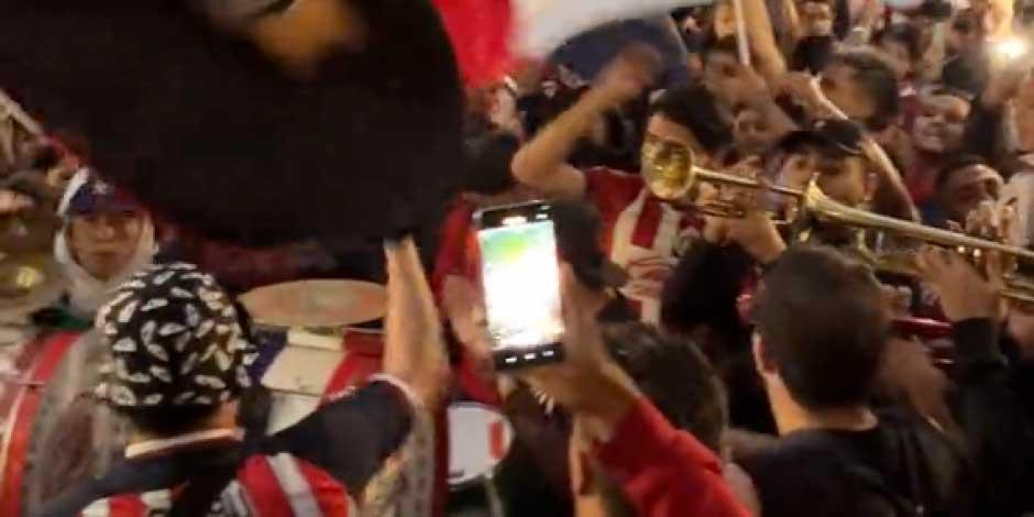 Seguidores de Chivas llevaron serenata al equipo en la capital del país