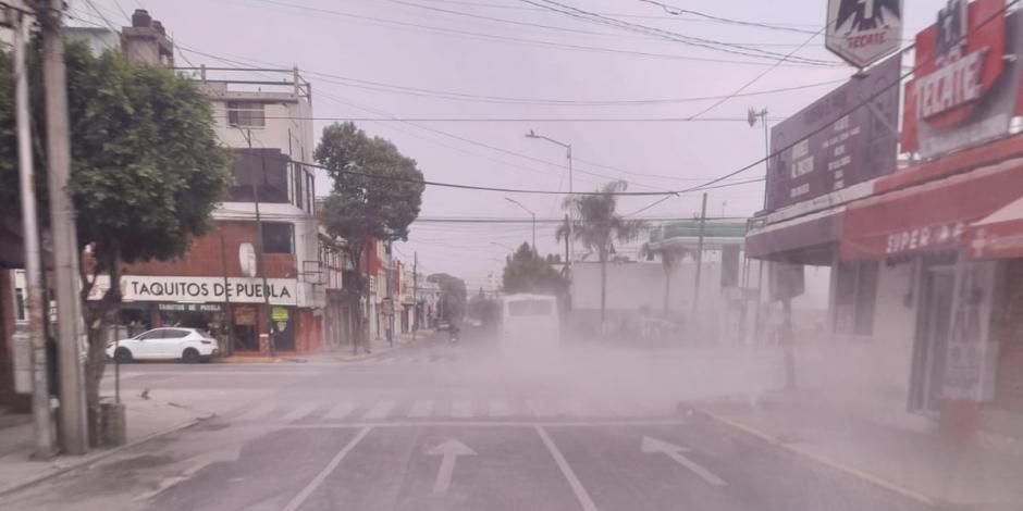 Tras la caída de ceniza del volcán Popocatépetl, así amanecen las calles de Puebla.
