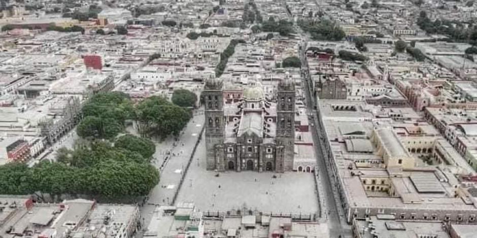 Vista desde arriba de la ciudad de Puebla cubierta de ceniza, que amanece gris por la caída de ceniza volcánica