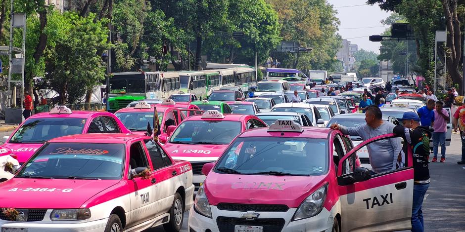Taxistas bloquean desde muy temprano Circuito Interior para exigir se regularicen las apps de transporte.
