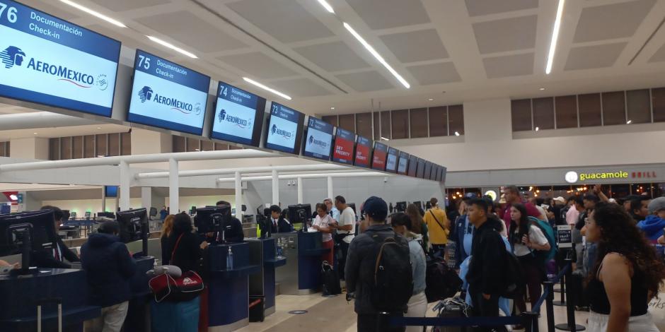 Aerolíneas alertan afectación en vuelos en CDMX y Puebla por presencia de ceniza del Popocatépetl.