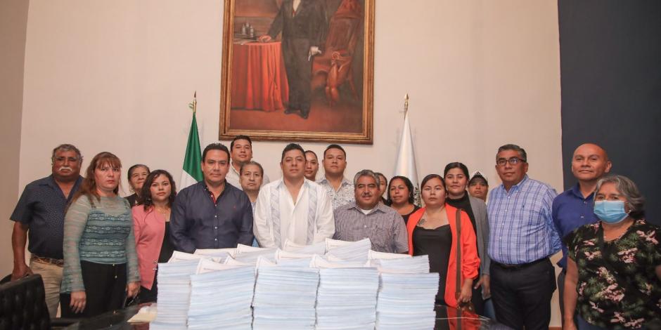 El gobernador de San Luis Potosí con residentes de Villa de Pozos.