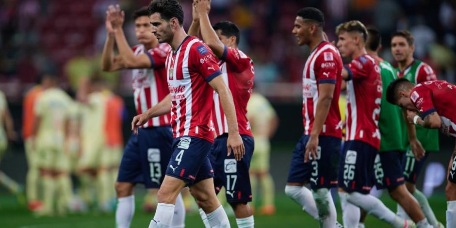 Futbolistas  del Guadalajara lamentan su derrota en la ida de semifinales contra el América, en el Estadio AKRON, el pasado 18 de mayo.