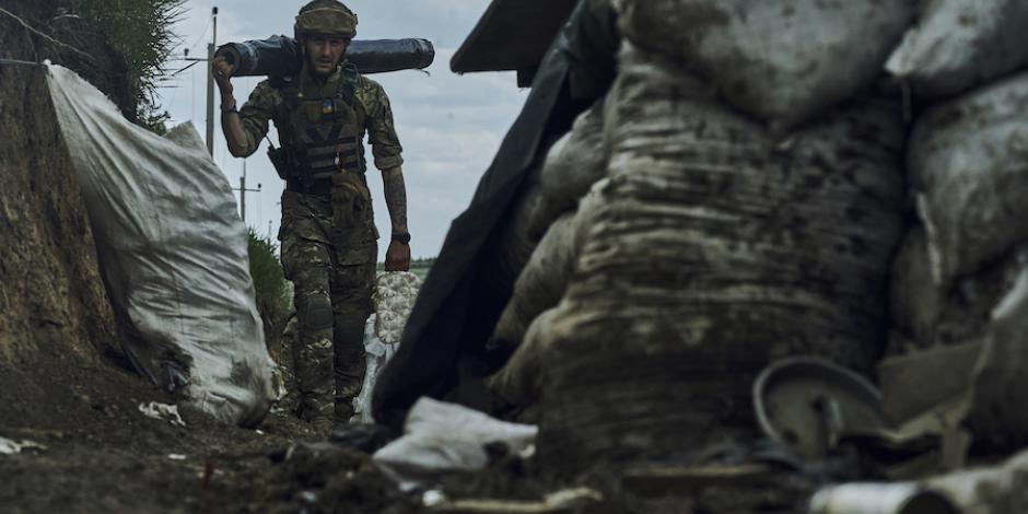 Un Soldado ucraniano traslada nuevos suministros en una trinchera en Bajmut, ayer.