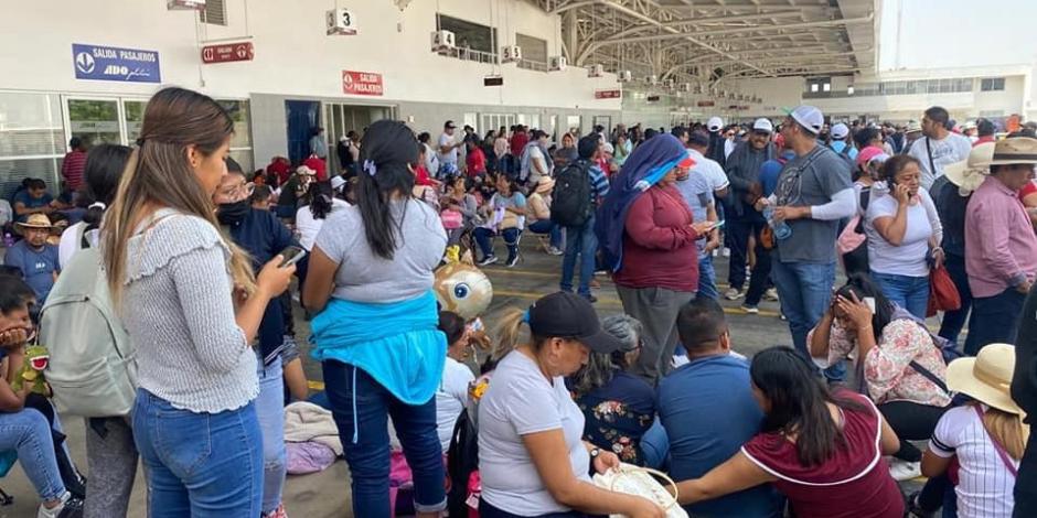 Aeropuerto de Oaxaca se mantiene bloqueado por trabajadores de la CNTE.