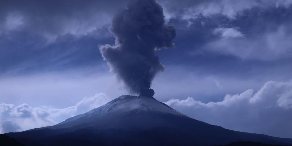 ATLIXCO, PUEBLA, 18MAYO2023.- El volcán Popocatépetl mantiene una gran actividad, imagen tomada desde San Pedro, Benito Juárez, municipio de Atlixco, Puebla.