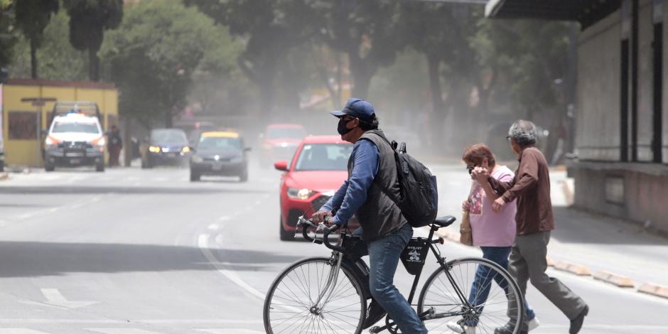 Las calles de Puebla se cubrieron de blanco por la constante caída de ceniza que arrojó el volcán Popocatépetl, el pasado domingo.