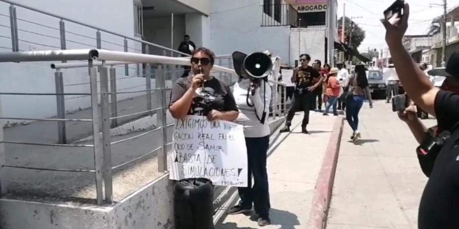 Opositores a la termoeléctrica de Huexca realizaron una concentración afuera de la Ciudad Judicial de Cuautla, ayer.