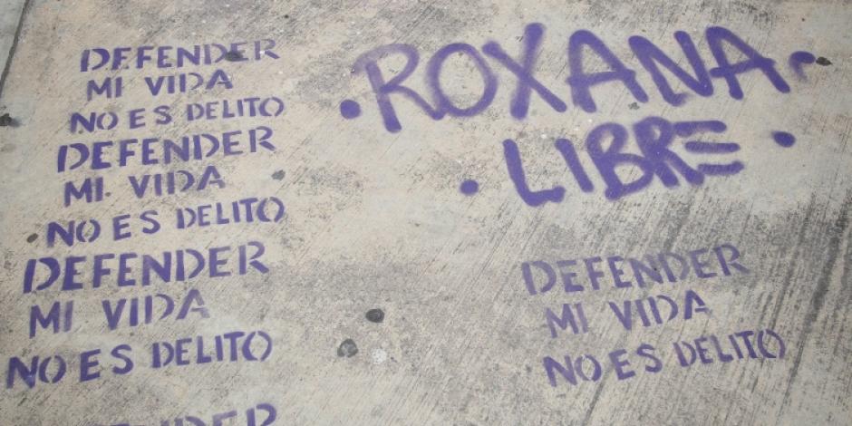 Activistas realizaron ayer pintas con el nombre de Roxana afuera de los juzgados, en el Edomex.