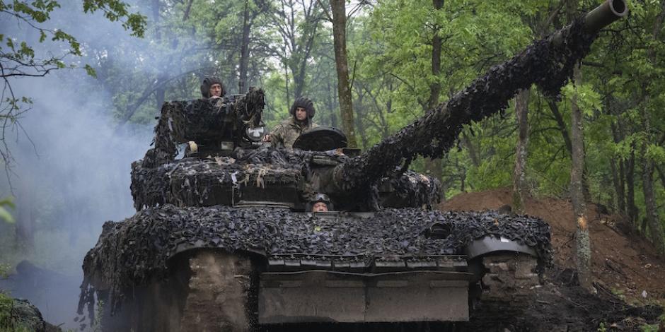 Fuerzas Armadas ucranianas avanzan a bordo de un tanque de combate durante labores de vigilancia y rastreo en Bajmut, ayer.