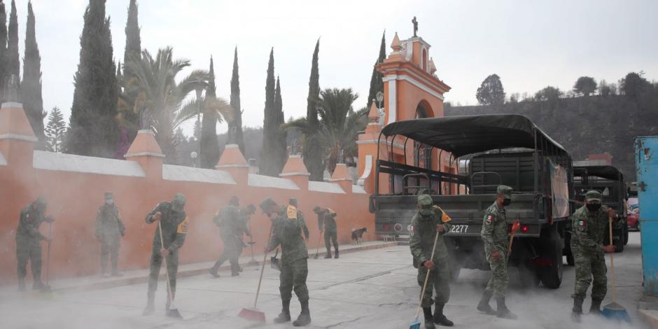 Soldados apoyan en el retiro de ceniza en Santiago Xalitzintla, ayer.
