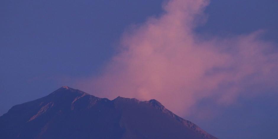 Durante la noche de ayer y madrugada de hoy el volcán Popocatépetl mantuvo una gran actividad, imagen de larga exposición tomada desde la caseta de la autopista Siglo XXI de Atlixco.