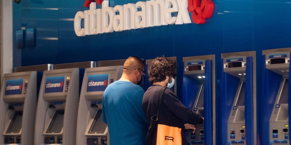Clientes retiran dinero de los cajeros de una sucursal de Citibanamex.