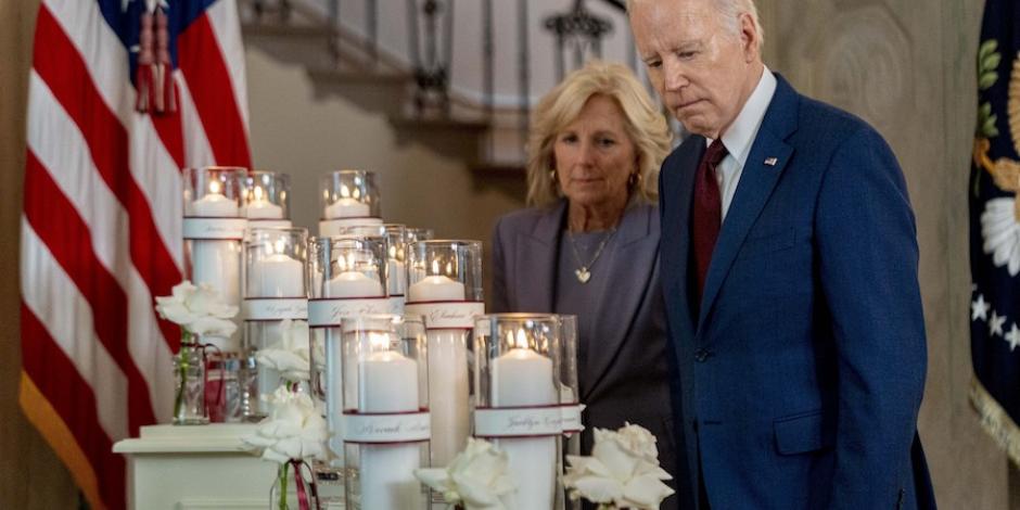 El presidente Joe Biden rinde homenaje a las víctimas junto a su esposa, Jill Biden.