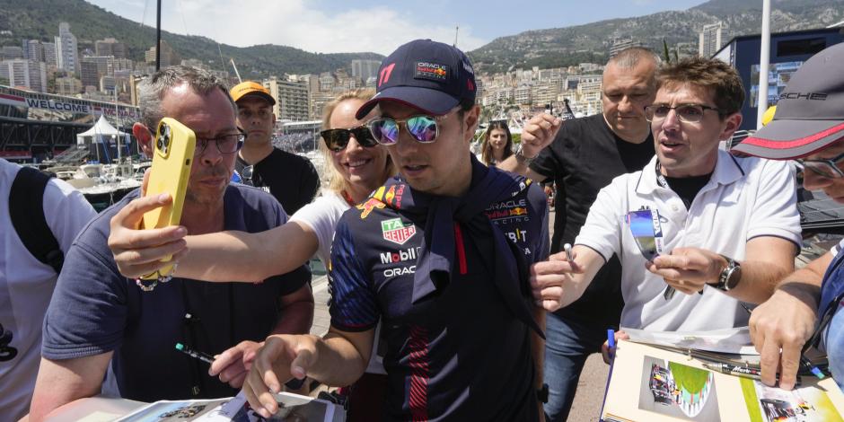 "Checo" Pérez, sublíder del campeonato de pilotos de F1, firma autógrafos a aficionados en Mónaco.