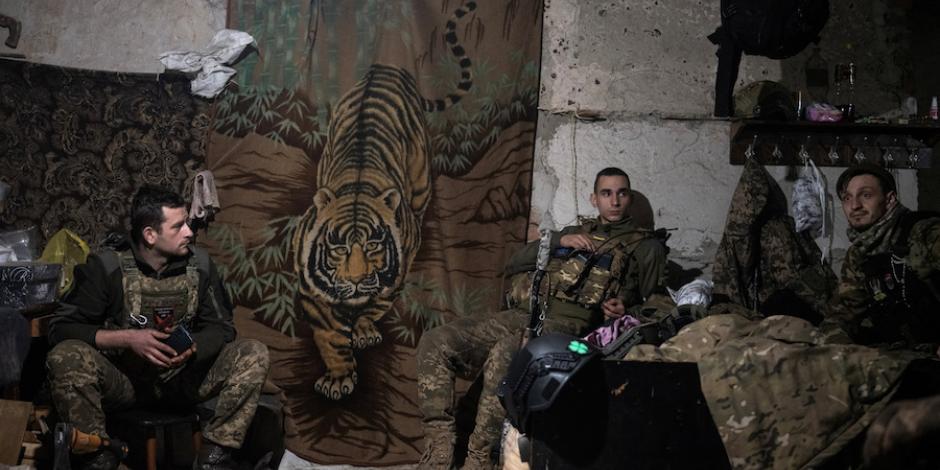 Fuerzas ucranianas en Bajmut aguardan para su reubicación en zonas estratégicas tras salida de mercenarios, ayer.