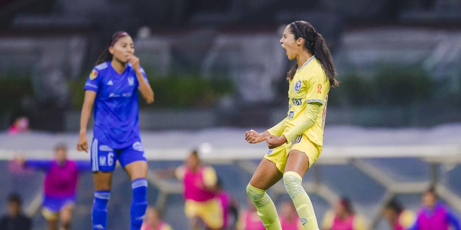 Alison González festeja el gol con el que América derrotó a Tigres en la semifinal de ida de la Liga MX Femenil.