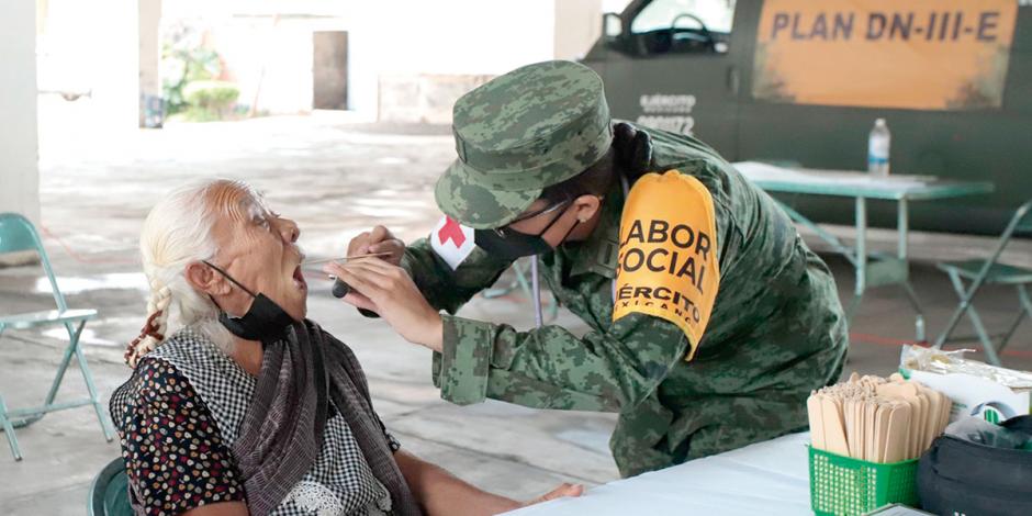 Elementos del ejército realizaron jornada de atención médica en Tochimilco, una de las comunidades más cercanas al volcán debido a las posibles enfermedades derivadas de la caída de ceniza volcánica.