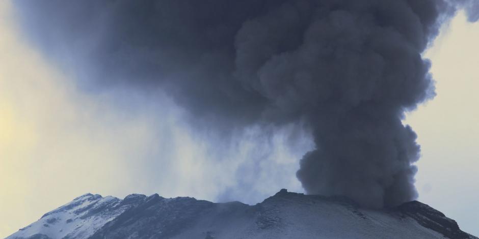 El volcán Popocatépetl mantiene actividad, imagen tomada desde San Pedro, Benito Juárez, municipio de Atlixco, Puebla.