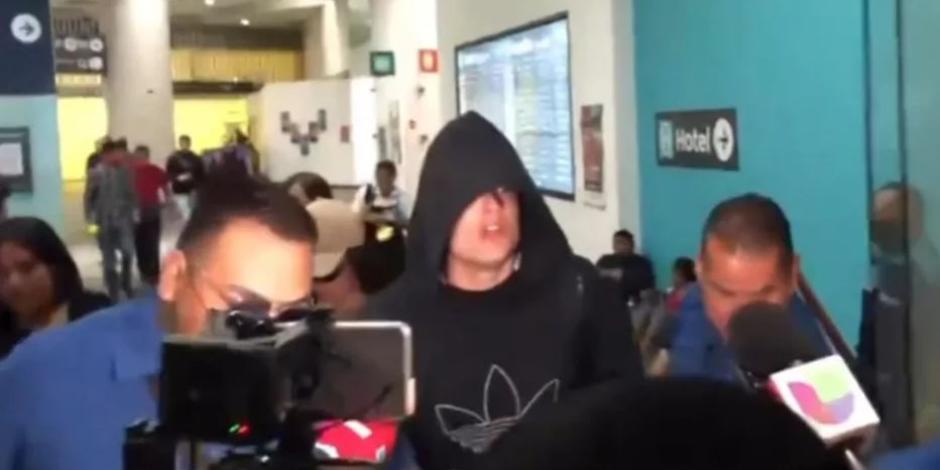 Reporteros acusan a Peso Pluma de pelusearlos en la CDMX: 'se le subió la fama' (VIDEO)