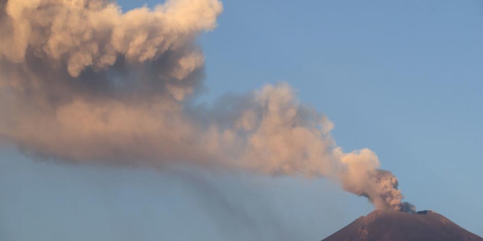 El volcán Popocatépetl continúa con constantes emisiones de ceniza.