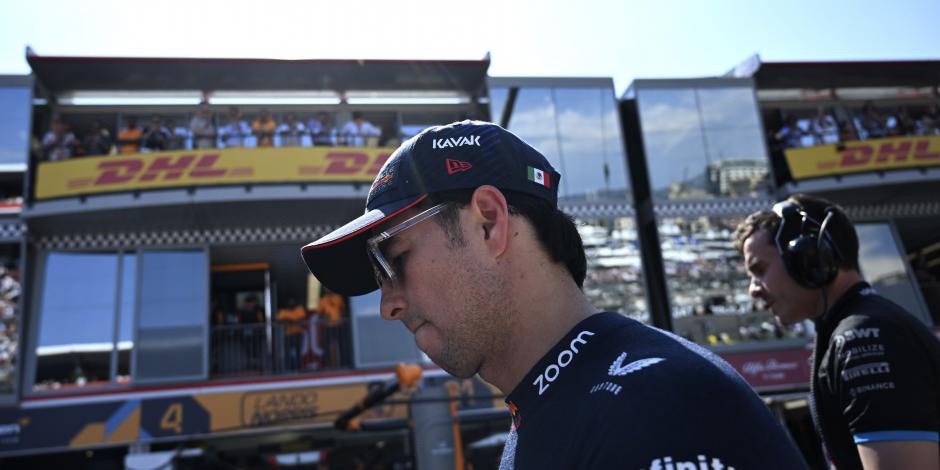 El piloto de Red Bull, Sergio Pérez, de México, camina en el área de boxes después de chocar durante la sesión de calificación de la Fórmula 1 en el Gran Premio de Mónaco