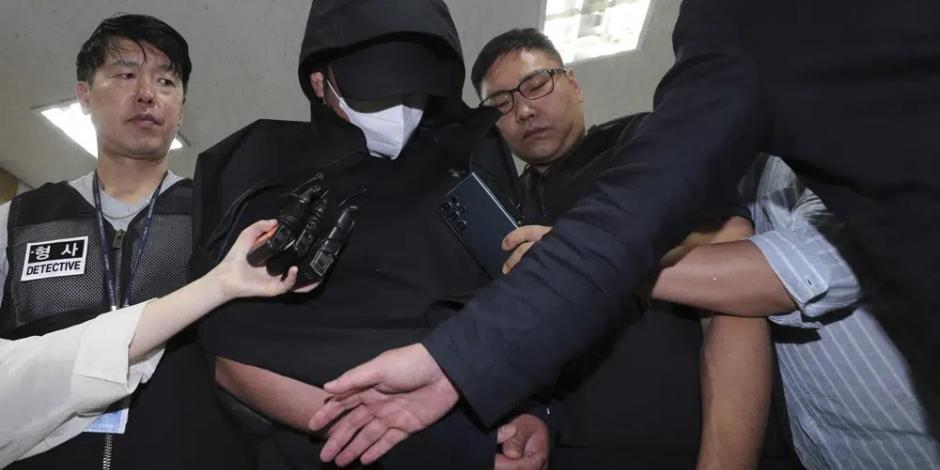La policía lleva arrestado al hombre que abrió una puerta de emergencia durante un vuelo en Corea del Sur, en Daegu.