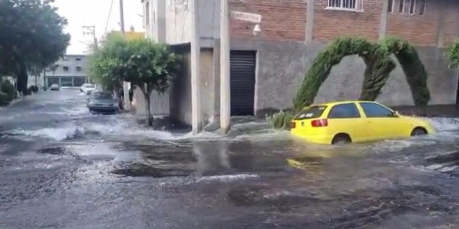 Mega fuga de agua en la alcaldía Gustavo A. Madero provoca un rio, casas y autos inundados, así como el reblandecimiento del asfalto.