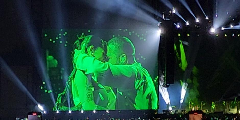 Nodal sube a Cazzu al escenario en su concierto en CDMX y le canta 'De los besos que te di' (VIDEO)