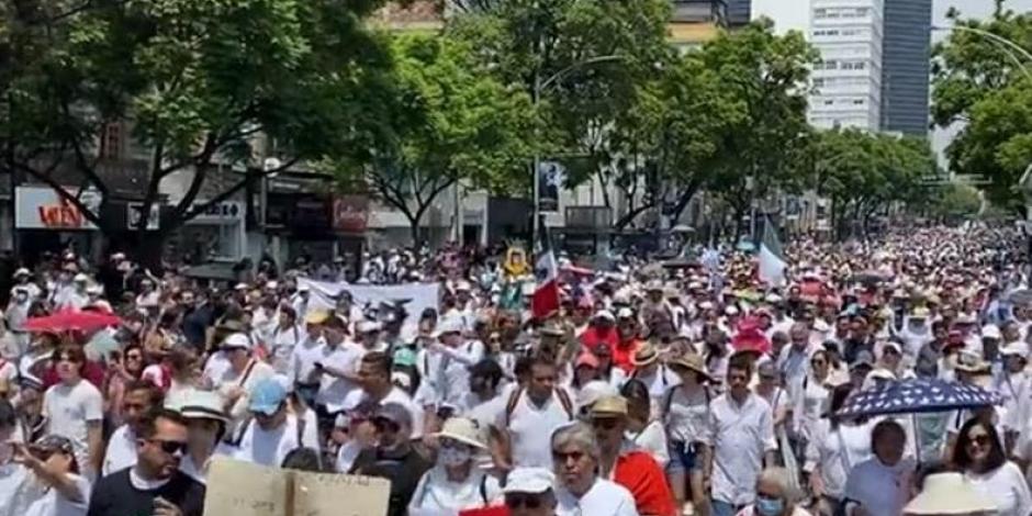 Manifestantes en el Centro Histórico de la Ciudad de México muestran su descontento por la postura del Gobierno federal con la Suprema Corte.