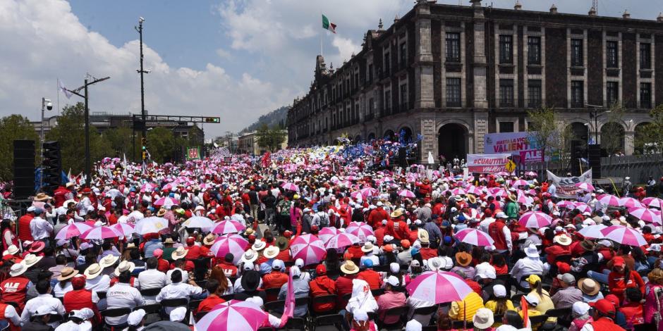 Asistentes al cierre de campaña de Alejandra del Moral, en Toluca, Estado de México.