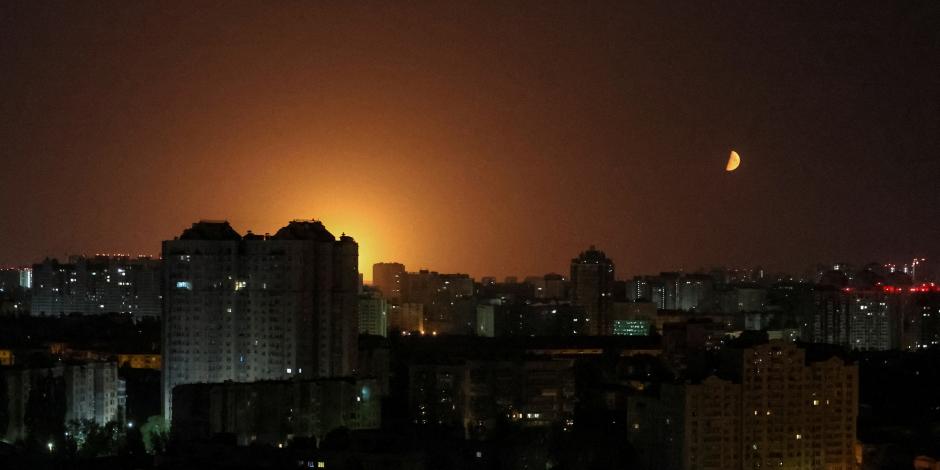 En esta imagen se ve la explosión de un dron en el cielo sobre la ciudad de Kiev, en Ucrania, durante un ataque ruso el 28 de mayo de 2023.