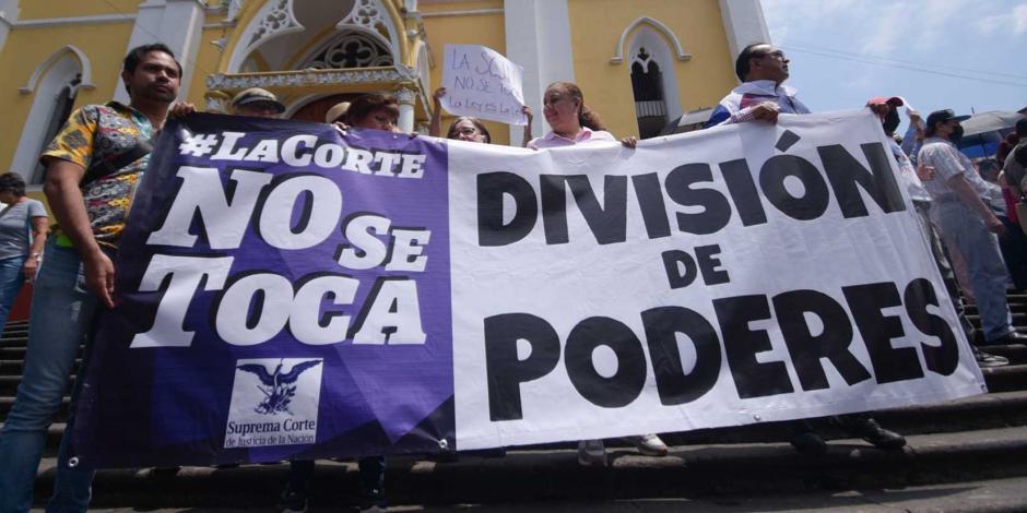 Ciudadanos de Xalapa se sumaron a las movilizaciones en defensa de la SCJN y de su ministra presidenta Norma Piña ante los que ellos califican como ataque por parte del jefe del Ejecutivo
