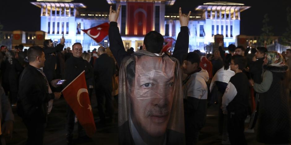 Con imágenes de Erdogan y banderas turcas celebran la victoria del islamista.