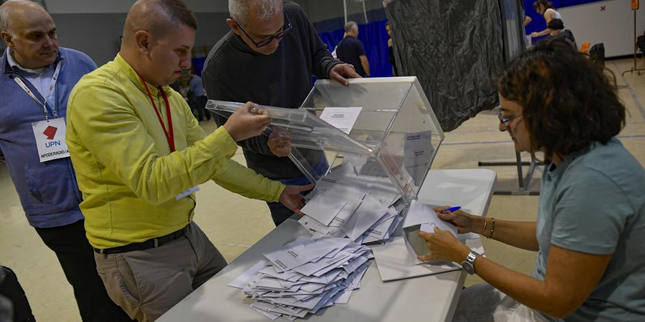 Funcionarios electorales cuentan los votos en un centro de votación de Pamplona, España, el domingo 28 de mayo de 2023.