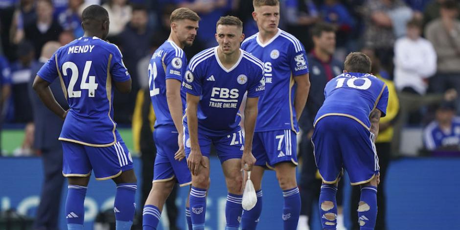 Futbolistas del Leicester se lamentan tras descender en la liga inglesa.