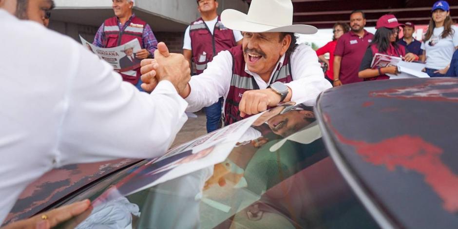 El abanderado de Morena, en calles de Piedras Negras, en Coahuila, ayer.