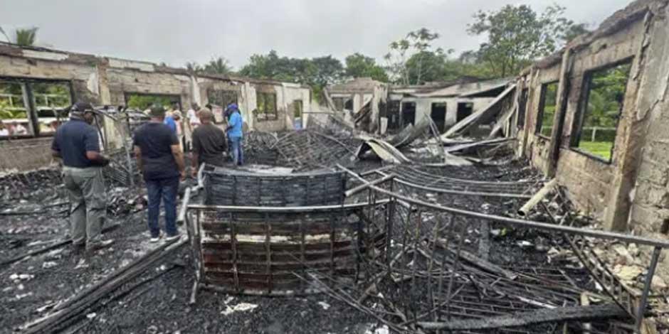 La parte incendiada de la escuela en Mahdia, Guyana, el 22 de mayo de 2023. Foto proveída por el Departamento de Información Pública de Guyana
